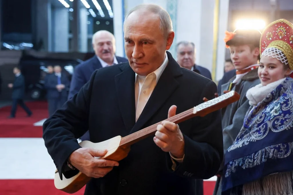 تلاش ولادیمیر پوتین برای نواختن ساز سنتی کوموز در قرقیزستان + ویدئو