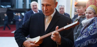 تلاش ولادیمیر پوتین برای نواختن ساز سنتی کوموز در قرقیزستان + ویدئو