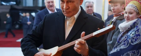 تلاش ولادیمیر پوتین برای نواختن ساز سنتی کوموز در قرقیزستان + ویدئو
