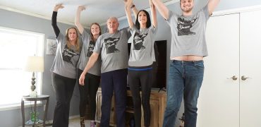 چالش‌های عجیب زندگی زن ۲ متر و ۵ سانتی‌متری؛ از لباس و ماشین تا روابط عاطفی