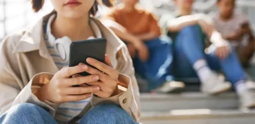 فرزند نوجوانم وارد یک رابطه عاطفی سمی شده؛ چه کنم؟