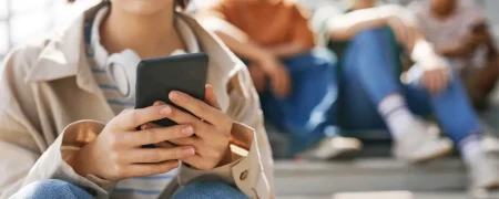 فرزند نوجوانم وارد یک رابطه عاطفی سمی شده؛ چه کنم؟