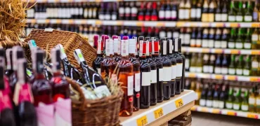 شکسته شدن تدریجی تابوی ۷۰ ساله؛ فروش الکل به غیرمسلمانان در قلب ریاض