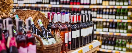 شکسته شدن تدریجی تابوی ۷۰ ساله؛ فروش الکل به غیرمسلمانان در قلب ریاض