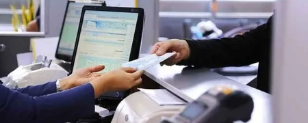 افشای فیش حقوقی یک کارمند رده متوسط بانک توسط مجری صداوسیما + ویدیو