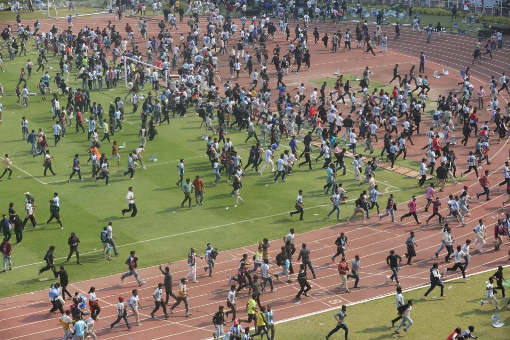 درگیری پس از حضور لیونل مسی در ورزشگاه