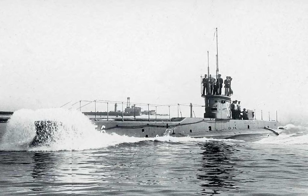 زیردریایی HMS E6 UNDERWAY