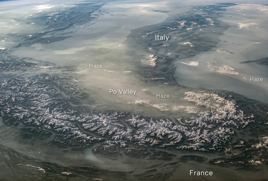 عبور مه غلیظ از فراز دریای مدیترانه