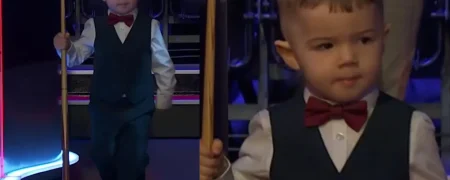 جوان‌ترین نابغه اسنوکر جهان؛ کودک ۲ ساله‌ای که مثل حرفه‌ای‌ها بازی می‌کند + ویدیو