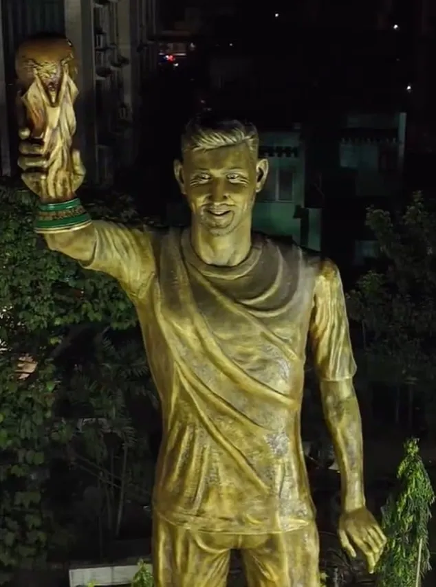 مجسمه لیونل مسی