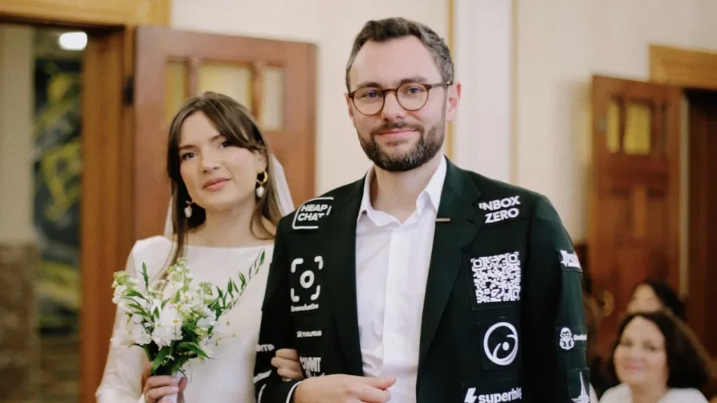 چاپ برندهای مختلف رو کت یک داماد