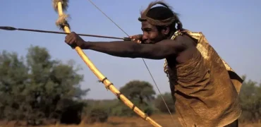 صحنه درگیری اعضای یک قبیله‌؛ رقص مرگ با تیروکمان + ویدیو