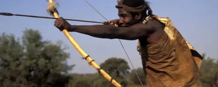 صحنه درگیری اعضای یک قبیله‌؛ رقص مرگ با تیروکمان + ویدیو