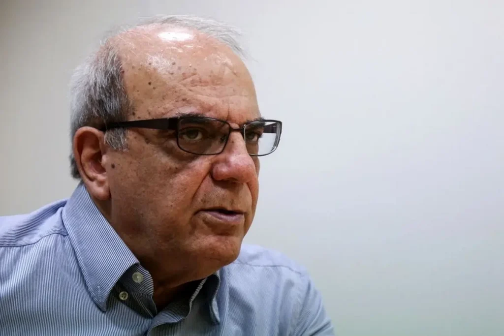 عباس عبدی: حذف بودجه نهادهای مذهبی مطالبه اجتماعی است