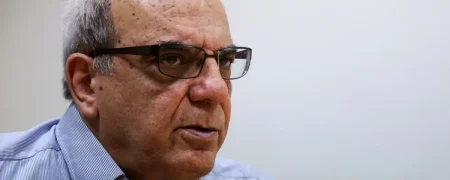 عباس عبدی: حذف بودجه نهادهای مذهبی مطالبه اجتماعی است