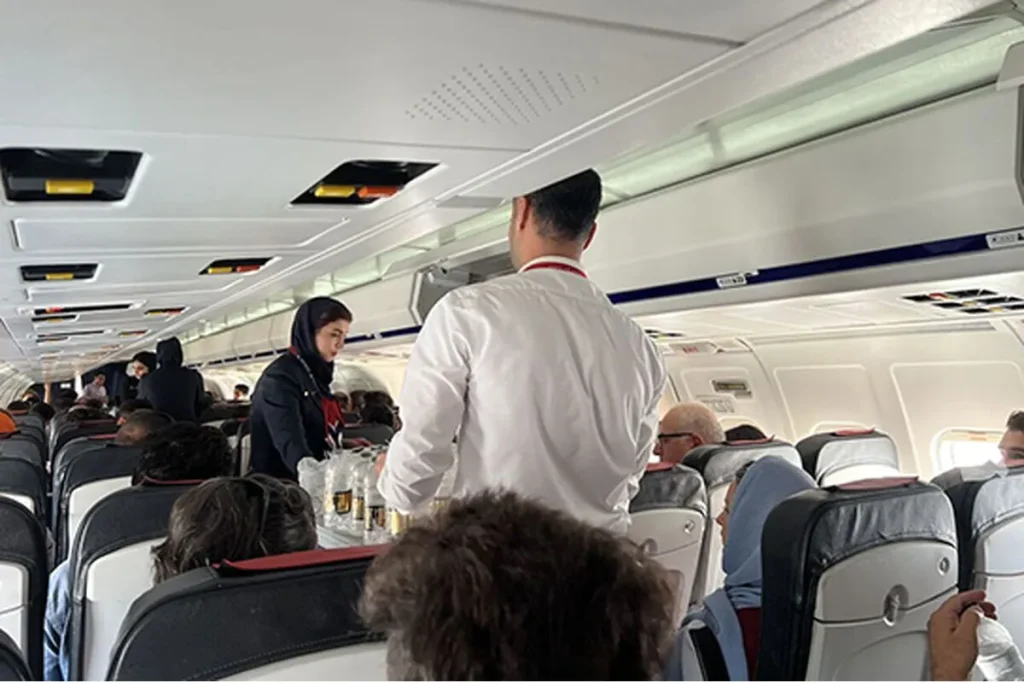 وضعیت عجیب یک هواپیما در پرواز کیش؛ از سقف شکافته شده تا دسته صندلی خراب