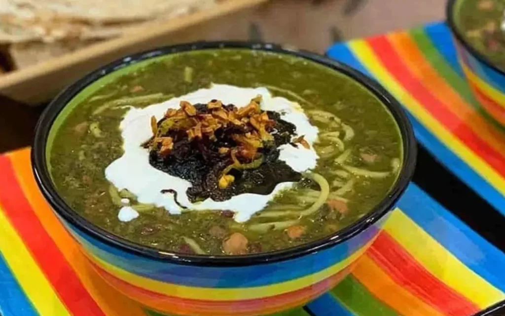 ویدیو مربوط به درآمد روزانه یک آش‌فروش در بازار تهران ترند فضای مجازی شد!