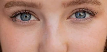 ترفند هوشمندانه «پلک‌زدن» که نشان می‌دهد آیا کسی واقعاً به شما گوش می‌دهد یا نه