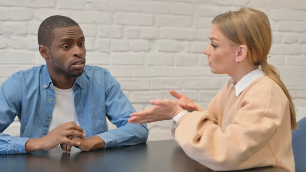 پلک زدن حین صحبت
