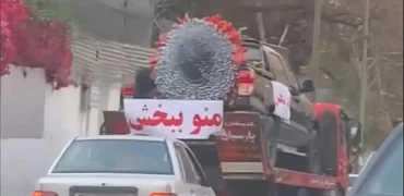 عذرخواهی یک مرد از نامزدش با دسته گل دلار و خودرو لاکچری در خیابان‌های تهران + ویدیو