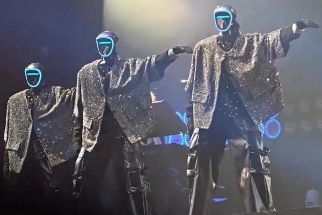 اجرای ربات‌های انسان‌نما در کنسرت خواننده مشهور چینی وایرال شد + ویدئو