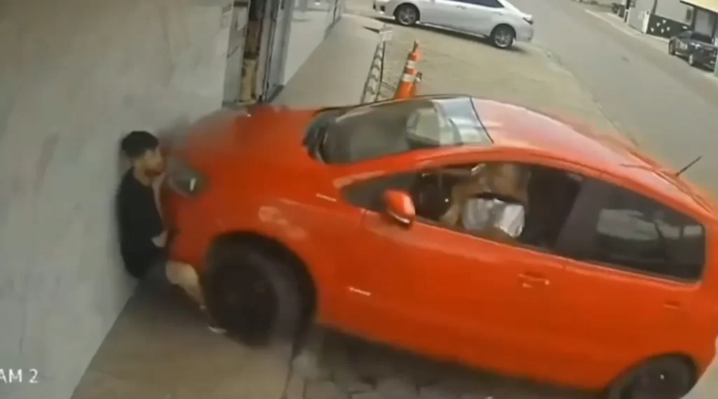 برخورد راننده زن هنگام پارک کردن با مردی نشسته کنار دیوار