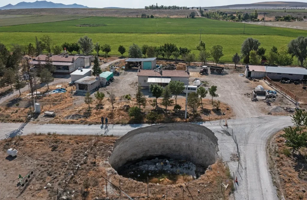 huge-sinkholes-turkey-8-1024x666.webp