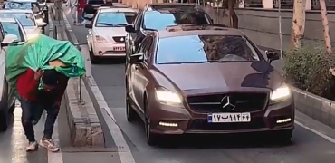 شکاف طبقاتی در خیابان فرشته؛ بنز گران‌قیمت در کنار مرد باربر + ویدیو