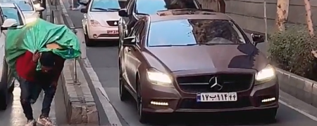 شکاف طبقاتی در خیابان فرشته؛ بنز گران‌قیمت در کنار مرد باربر + ویدیو