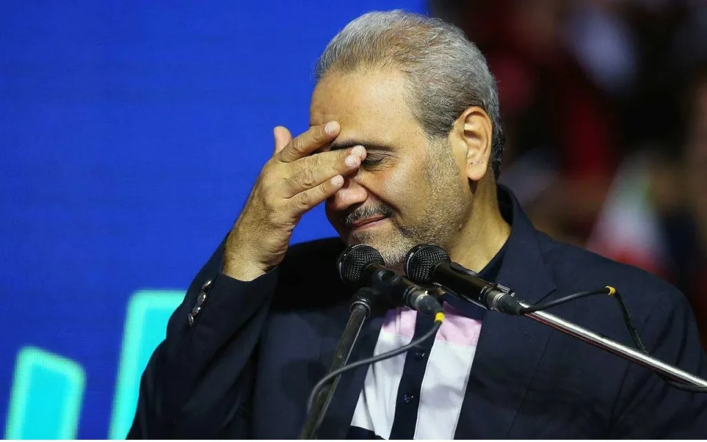 گاف جدید جواد خیابانی؛ صحبت‌های درگوشی آقای گزارشگر روی آنتن زنده + ویدیو