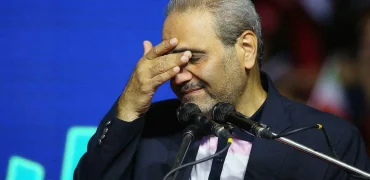 گاف جدید جواد خیابانی؛ صحبت‌های درگوشی آقای گزارشگر روی آنتن زنده + ویدیو