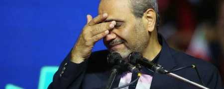 گاف جدید جواد خیابانی؛ صحبت‌های درگوشی آقای گزارشگر روی آنتن زنده + ویدیو