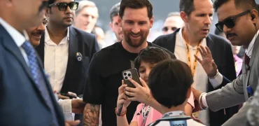 استقبال هندی‌ها از لیونل مسی؛ از مجسمه ۲۱ متری تا آشوب هواداران در ورزشگاه + ویدیو