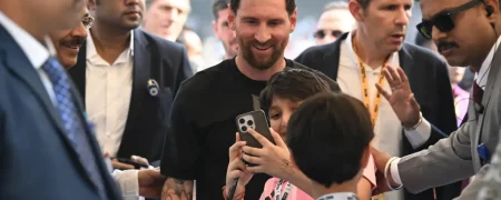 استقبال هندی‌ها از لیونل مسی؛ از مجسمه ۲۱ متری تا آشوب هواداران در ورزشگاه + ویدیو