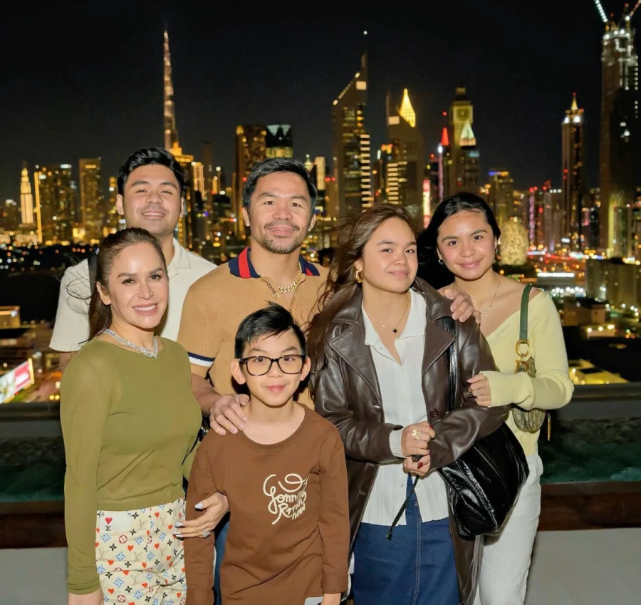 مانی پاکیائو و خانوادهاش