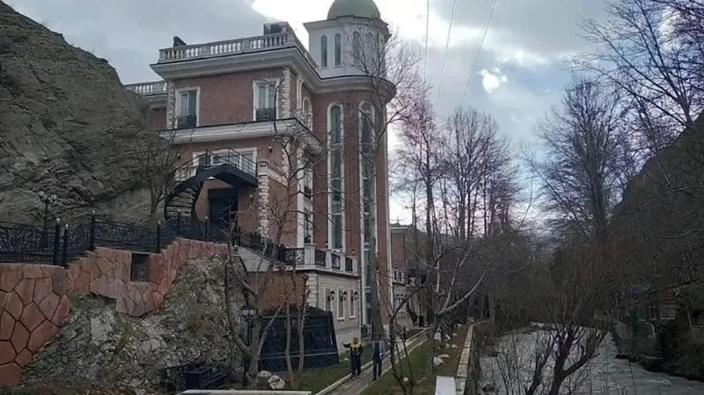 تخریب اَبَر ویلای لاکچری در حریم رودخانه با حکم قضایی + ویدیو