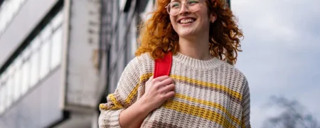 ۱۹ نشانه عجیب ناامنی روانی؛ رفتارهایی که اعتمادبه‌نفس شما را لو می‌دهند