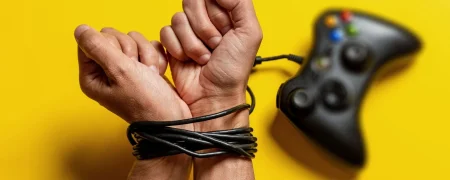 با فرزند نوجوان‌مان که به بازی‌های ویدیویی اعتیاد دارد چه کنیم؟