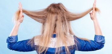 علت وز شدن مو چیست؟ دلایل وز مو + روش‌های جلوگیری