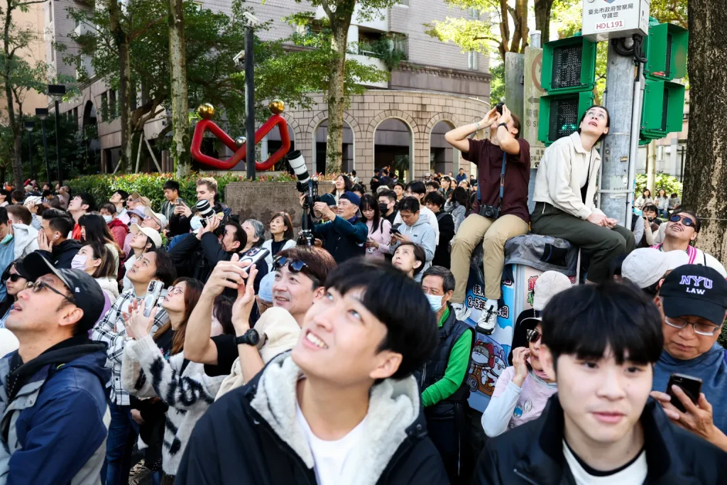 استقبال هواداران از الکس هانولد