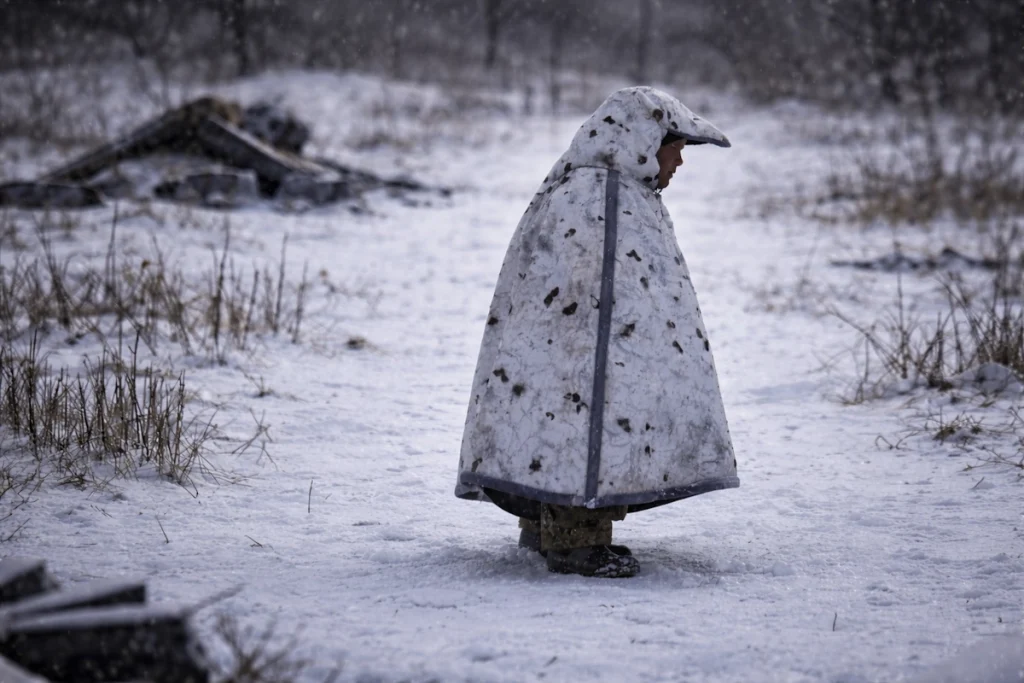 لحظه هدف قرار گرفتن سرباز روسی با لباس ضد پهپاد پنگوئنی در برف + ویدیو