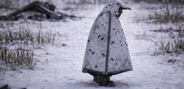 لحظه هدف قرار گرفتن سرباز روسی با لباس ضد پهپاد پنگوئنی در برف + ویدیو