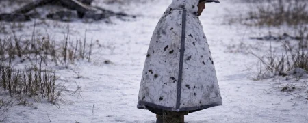 لحظه هدف قرار گرفتن سرباز روسی با لباس ضد پهپاد پنگوئنی در برف + ویدیو