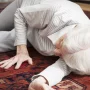 بررسی علل زمین خوردن سالمندان؛ از بیماری‌های قلبی و مغزی تا آلزایمر