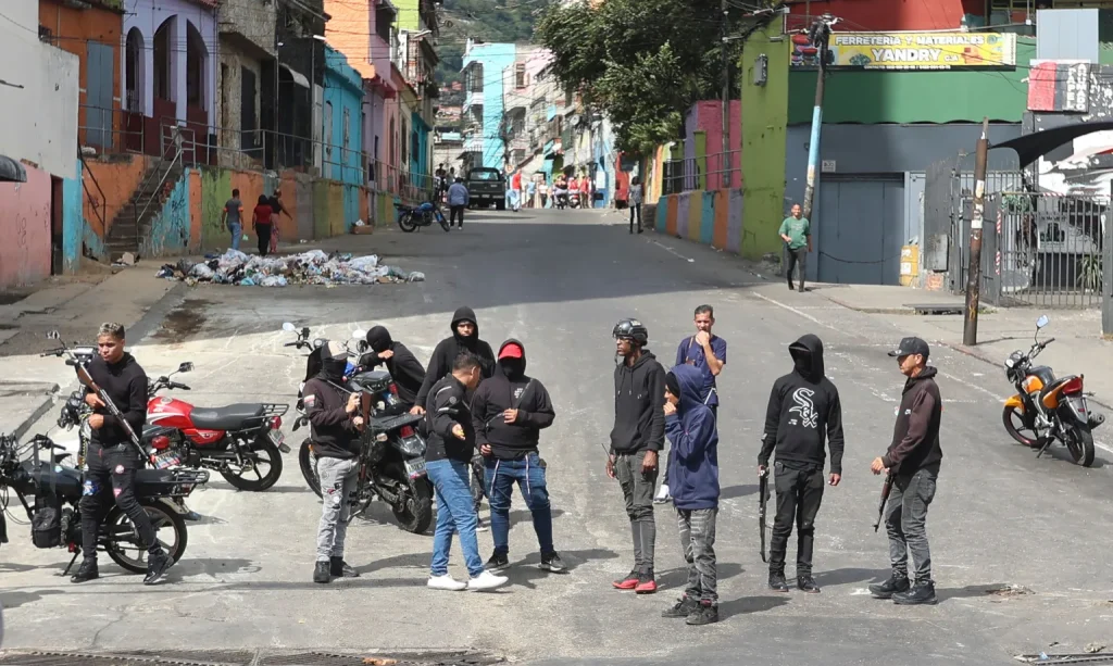 طرفداران مسلح نیکلاس مادورو در خیابانهای کاراکاس بعد از دستگیری او