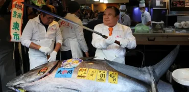 فروش یک ماهی تن غول‌پیکر به اندازه یک موتورسیکلت در ژاپن به قیمت ۳.۲ میلیون دلار