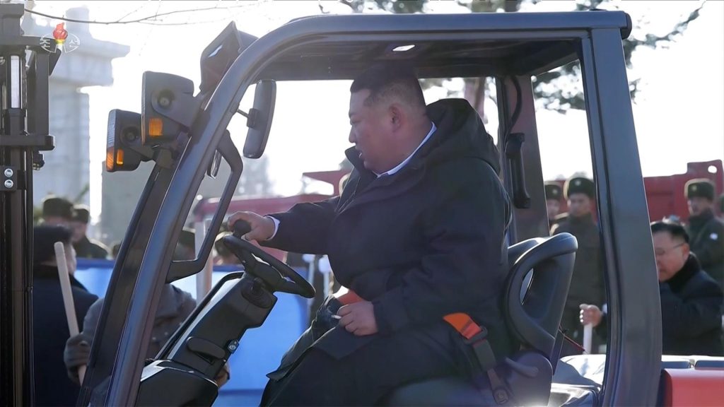 رهبر کره شمالی سوار بر لیفتراک