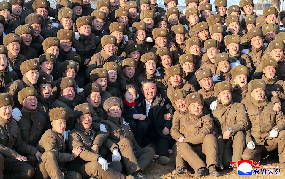 عکس رهبر کره شمالی با سربازان و دخترش