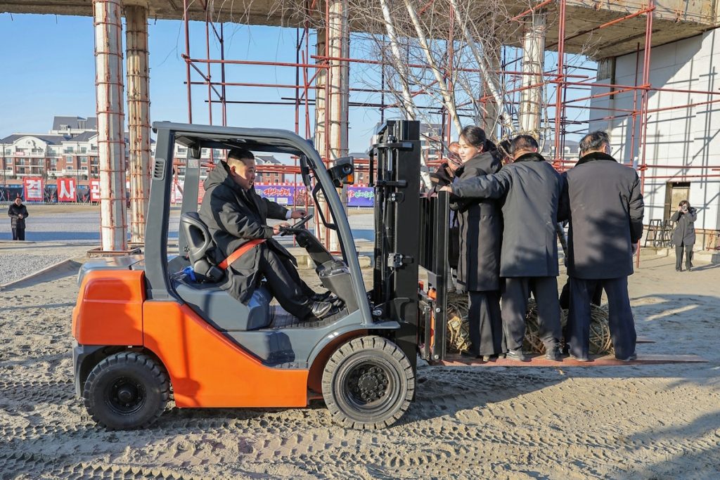 رهبر کره شمالی سوار بر لیفتراک در مکان یادبود سربازان کشته شده در جنگ اوکراین + ویدیو