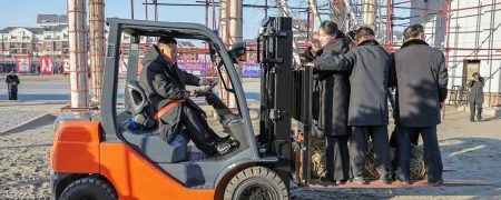 رهبر کره شمالی سوار بر لیفتراک در مکان یادبود سربازان کشته شده در جنگ اوکراین + ویدیو